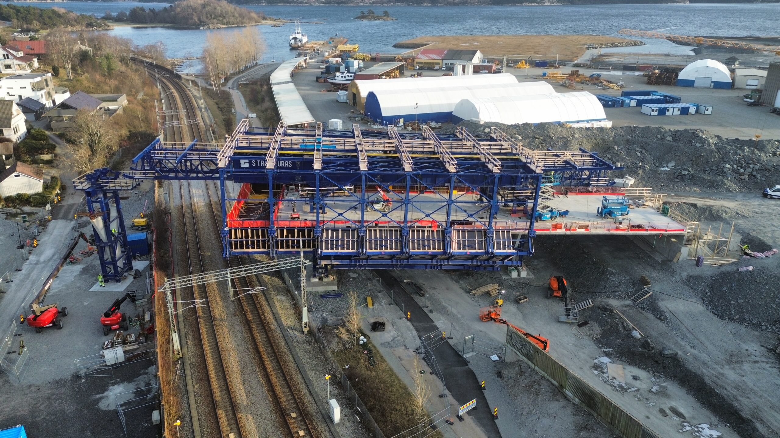 Movable scaffolding system MSS over the railroad by Strukturas